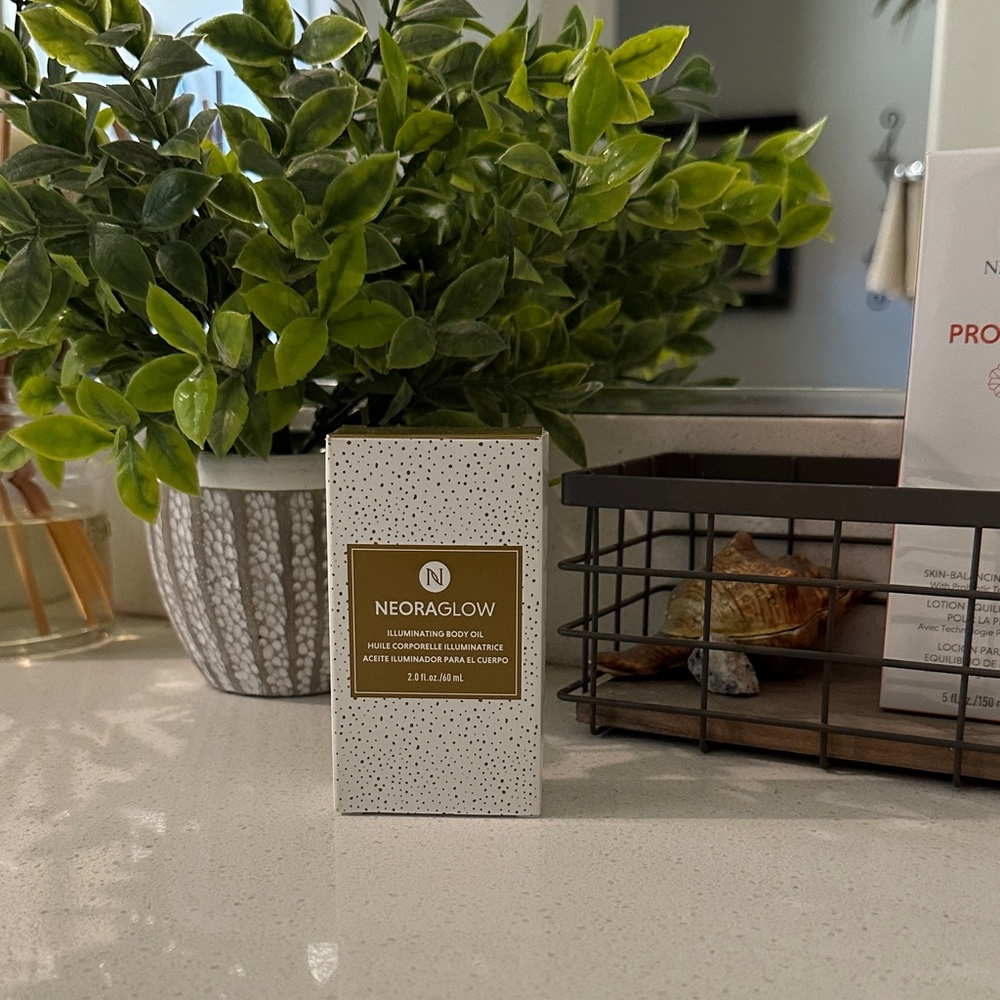 Neoraglow Skincare Box with Gold Label